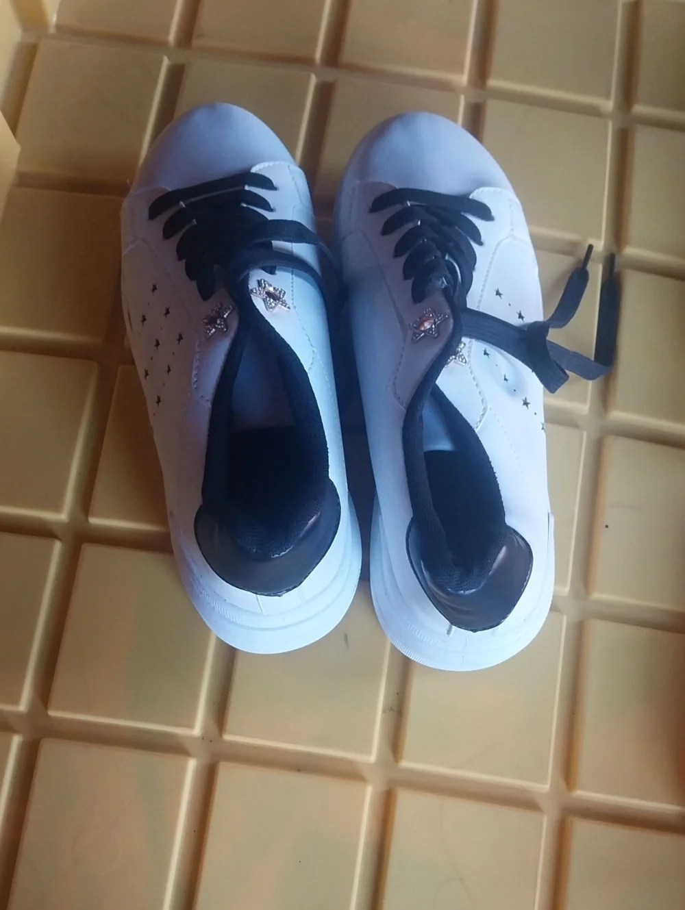 Yvo Womans White Sneakers With Stars